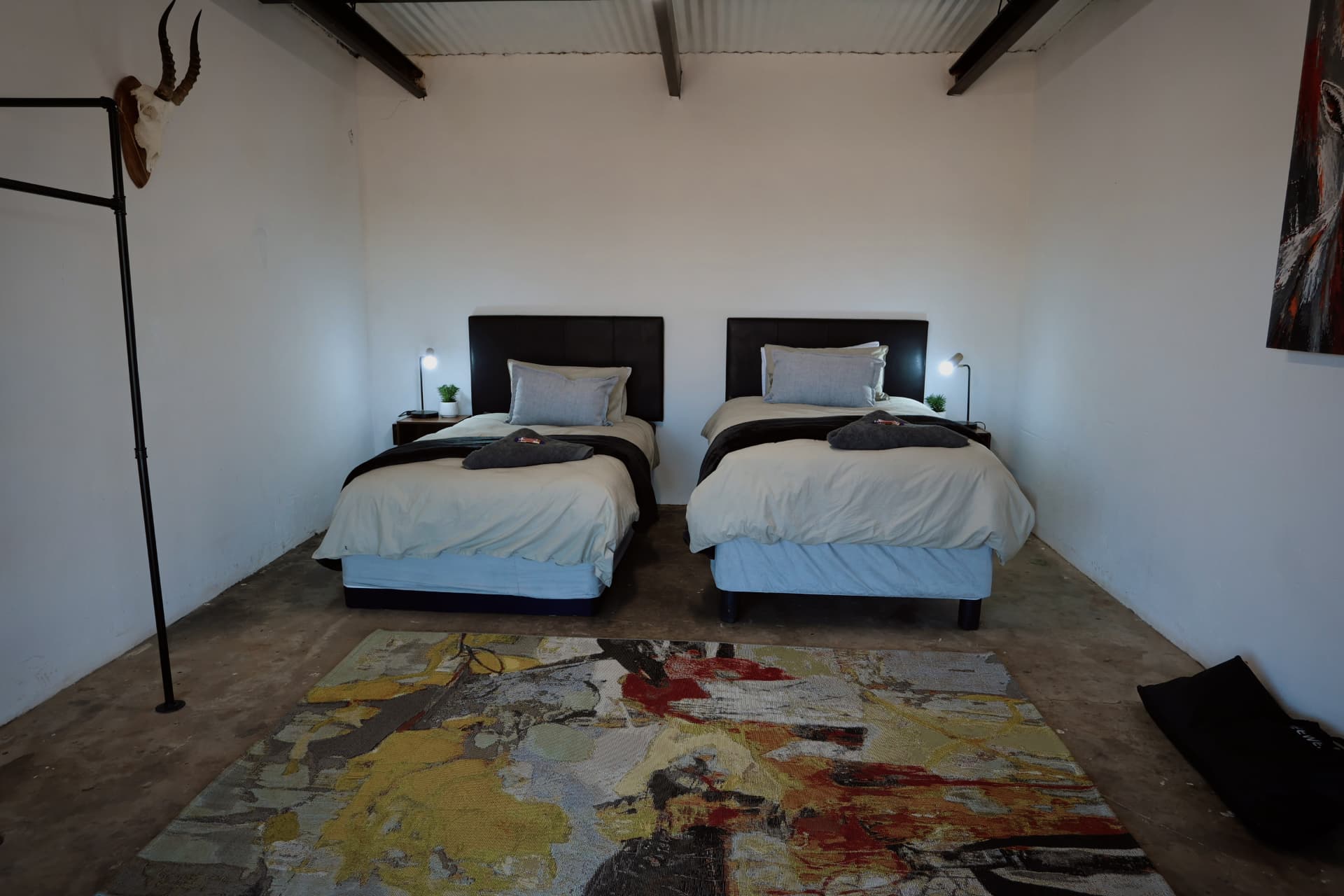 Twin room with matching bedside lamps