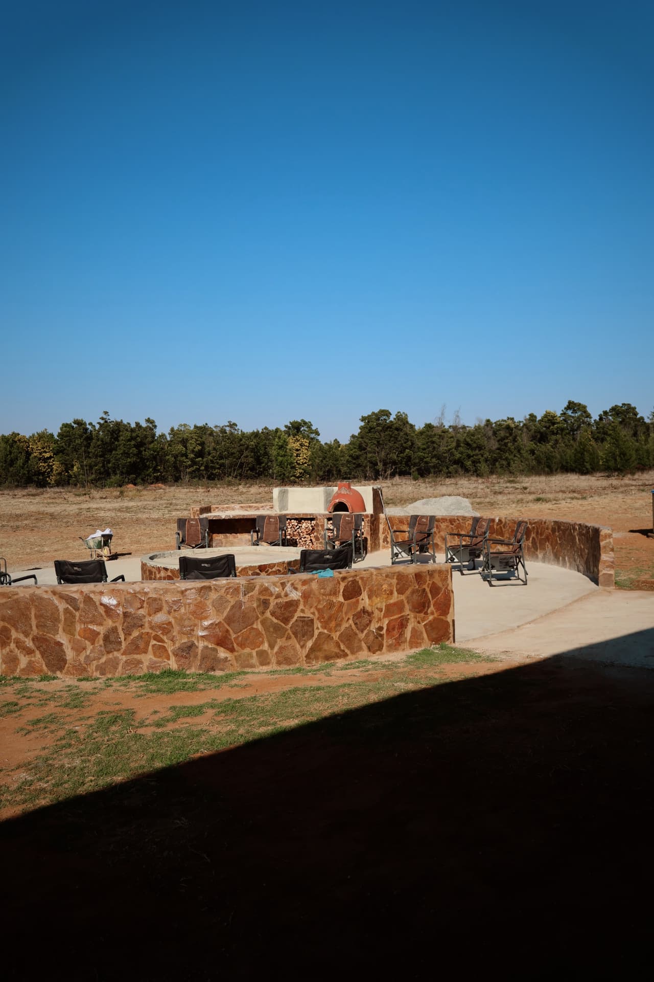Stone boma with pizza oven, braai and seating